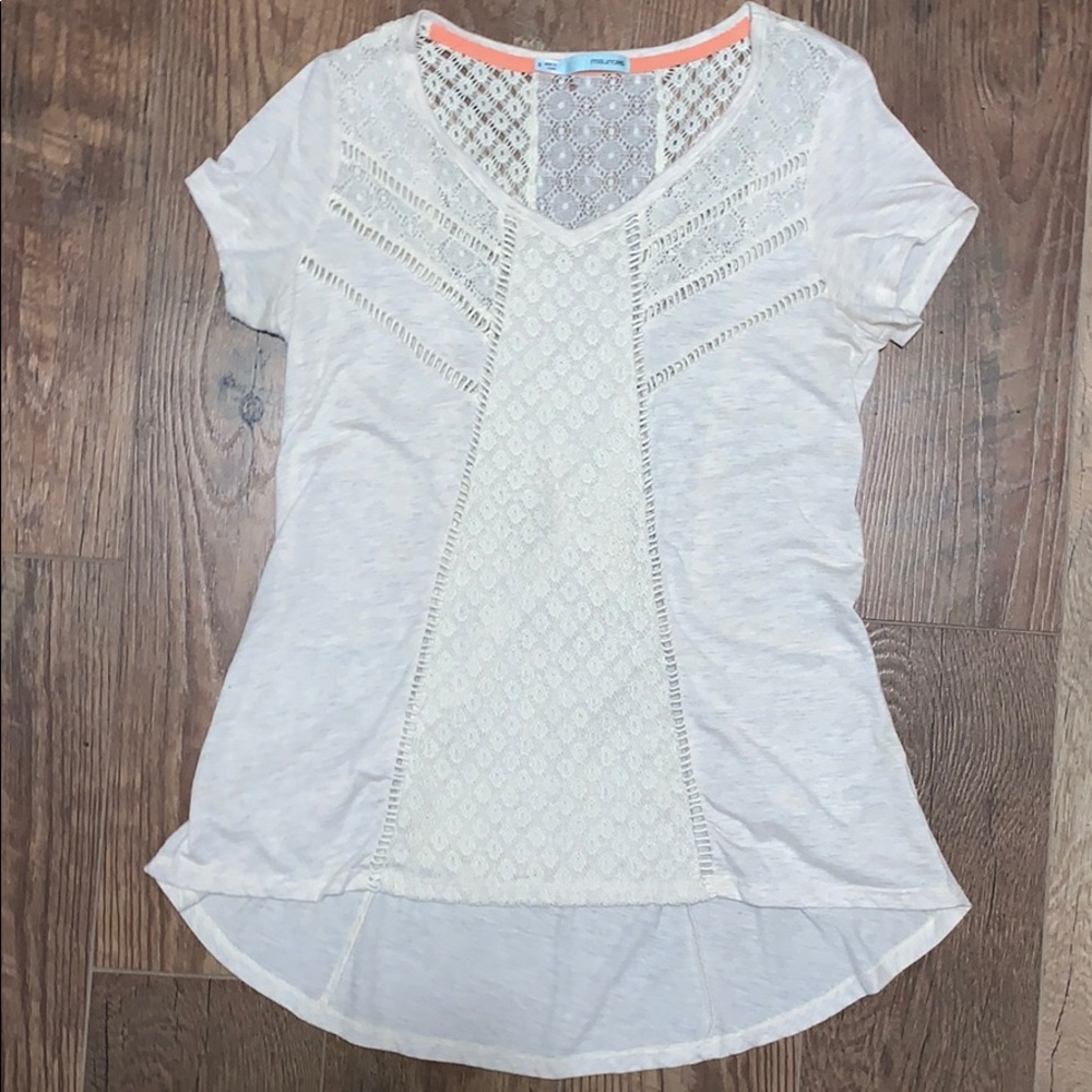 Short sleeve high-low top with crochet detail